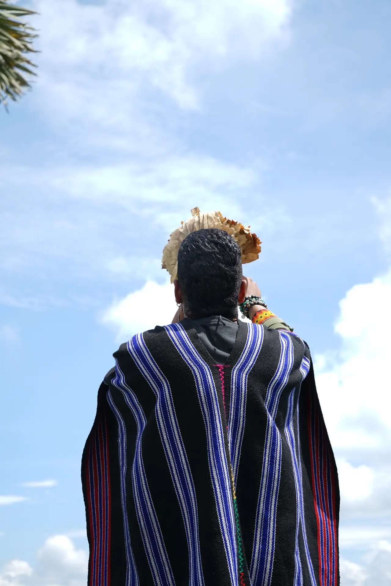 Carlos Tobón con poncho caminando